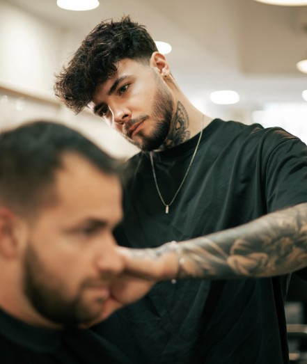 Mateusz trabajando en la peluquería