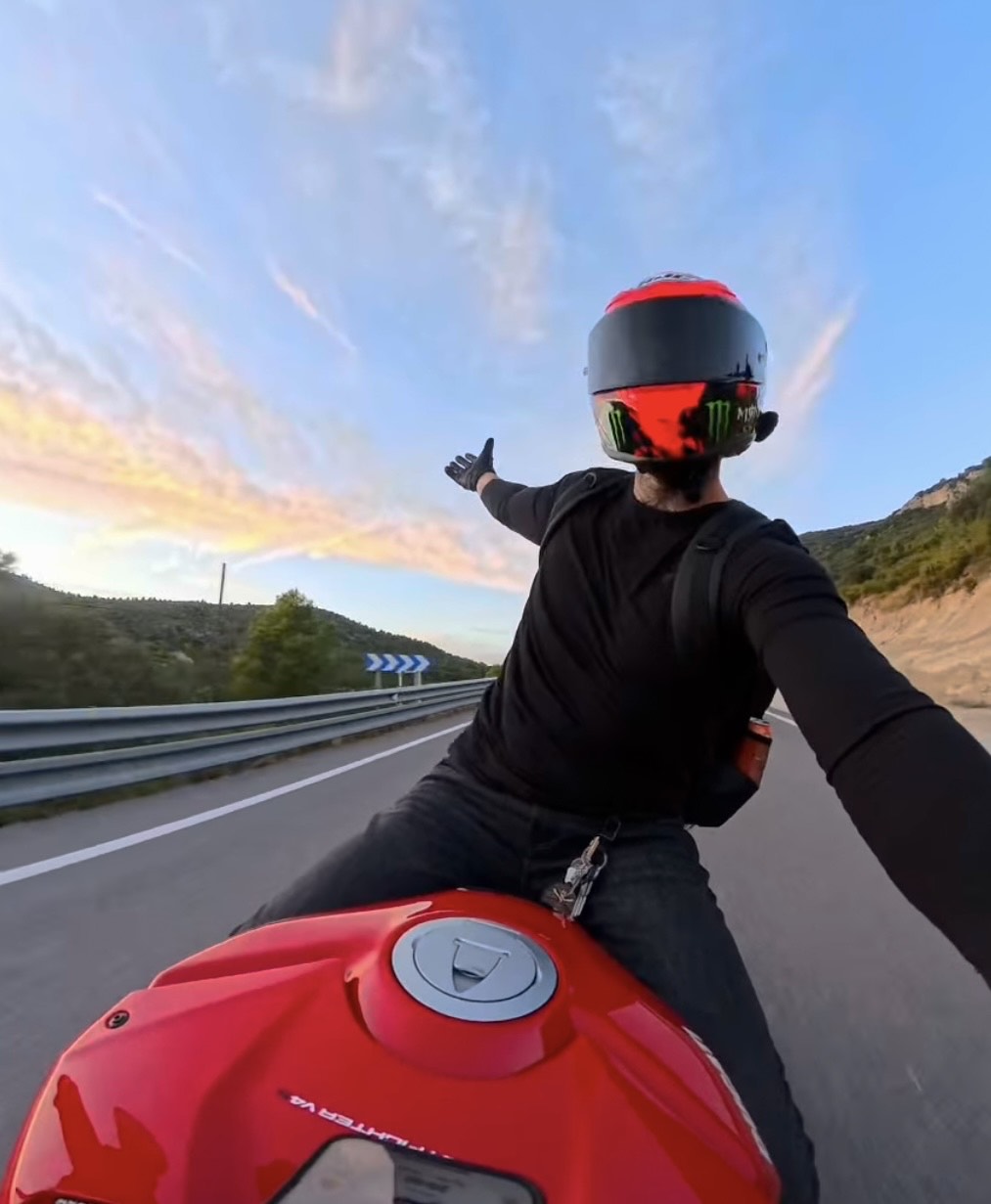 Mateusz en moto deportiva